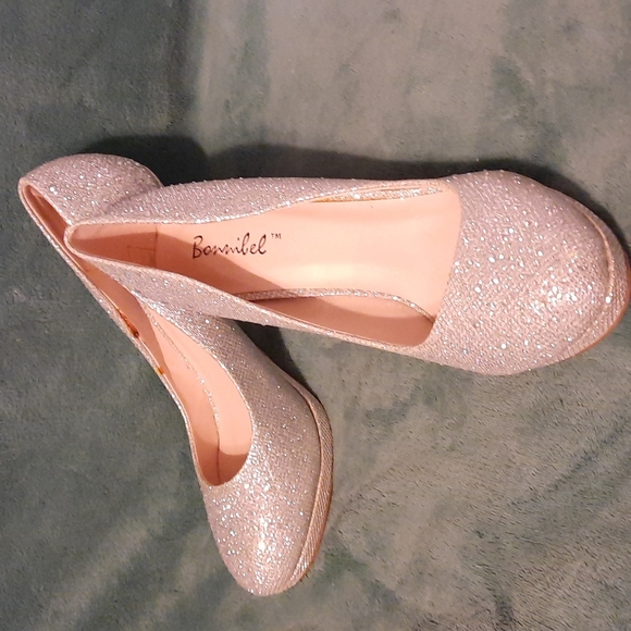 New Bonnilel Rhinestone Silver 4 in Heels, .50 Toe Lift, Rounded Toe, Size 8M. - Picture 4 of 10